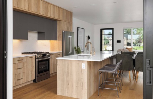 Billings House | Welcome to Lucky 13 Luxurious, private escape on Lake Hills Golf Course.