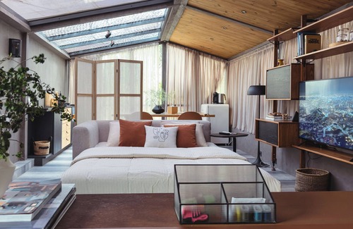 Sidi Maarouf Apartment | Welcome to our cozy glass studio nestled in a serene villa garden in Casablanca.