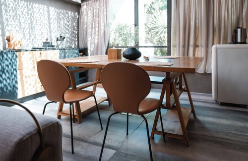 Sidi Maarouf Apartment | Welcome to our cozy glass studio nestled in a serene villa garden in Casablanca.