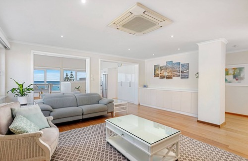Cottesloe Apartment | Welcome to our three-bedroom, one bathroom beach apartment that's ideal for friends, families or bus