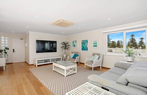 Cottesloe Apartment | Welcome to our three-bedroom, one bathroom beach apartment that's ideal for friends, families or bus