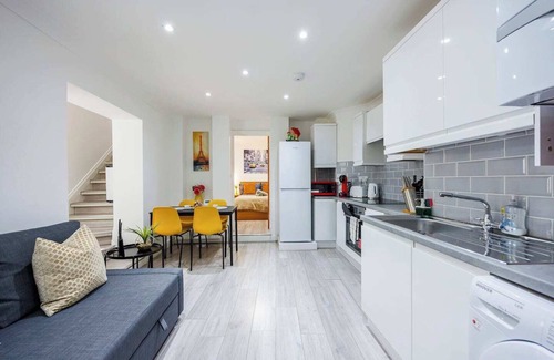 West Kensington Apartment | Welcome to Plotseeker's Stylish 3BR/3BA Retreat West Kensington Gem A