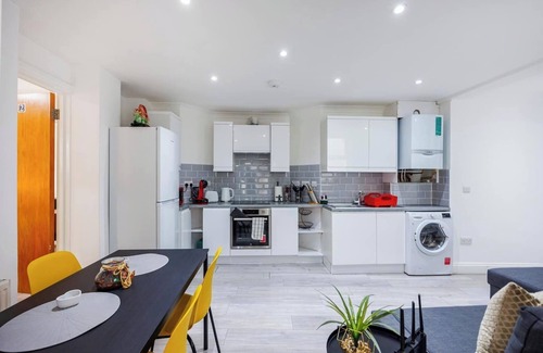 West Kensington Apartment | Welcome to Plotseeker's Stylish 3BR/3BA Retreat West Kensington Gem A