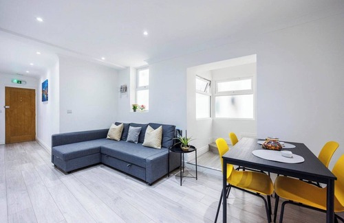West Kensington Apartment | Welcome to Plotseeker's Stylish 3BR/3BA Retreat West Kensington Gem A
