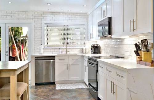 New Town House | *Welcome To Poseidon's Paradise* Midtown Home & Incredible Pool *28 Nights Min