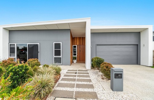 Skennars Head Apartment | Welcome to ‘Seaside’!A coastal home designed with ease and entertainment in mind