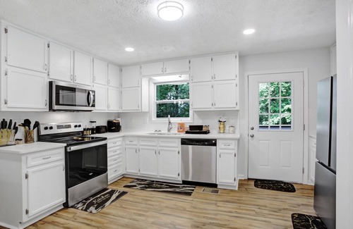 Stockbridge House | Welcome to the Good Life - with heated hot tub & Wifi and rental cars services