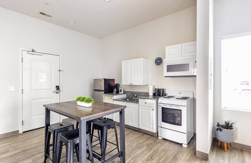 Maxwell Condo | Welcome to the Jungle! 4bd Suite in East! 8 min ->DT!