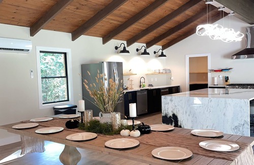 Oxford House | Welcome to the Sip! 7 bed 9 bath party house. Create your own grove party!