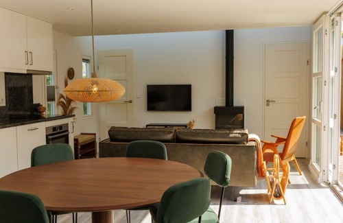 Westenschouwen House | Welcome to this very well-equipped chalet with a contemporary Scandinavian flair! Located on the edg