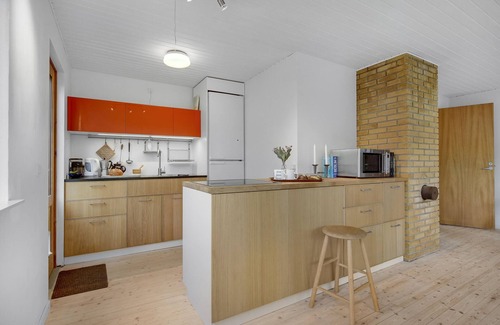 Tisvildeleje House | Welcome to this charming cottage close to the sandy beach.