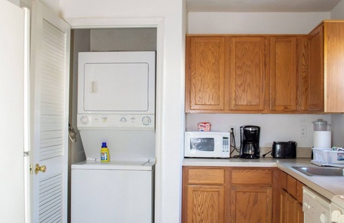 Iselin Apartment | Welcome to this charming two-bedroom, 2.5-bathroom Townhouse