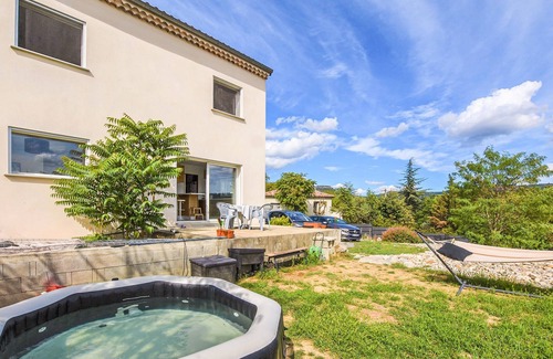Lussas House | Welcome to this warm holiday home in the beautiful village of Lussas.