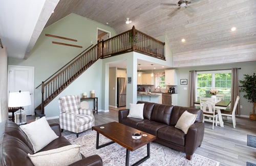 Holcomb Ski Chalet | Welcome to Twin Creeks. Private Chalet with hot tub - 9 minute to Bristol Mtn!