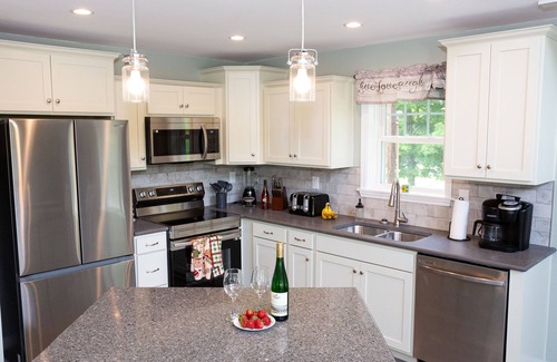 Holcomb Ski Chalet | Welcome to Twin Creeks. Private Chalet with hot tub - 9 minute to Bristol Mtn!