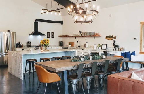 Leavenworth House | Welcome To Your Perfect Group Retreat! Sleeps up to 26 Hot Tub Pet Friendly!