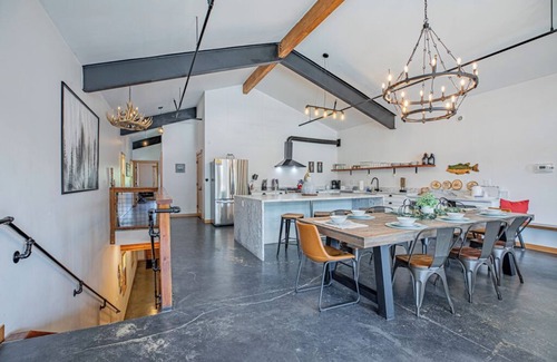 Leavenworth House | Welcome To Your Perfect Group Retreat! Sleeps up to 26 Hot Tub Pet Friendly!