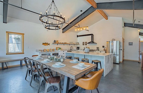 Leavenworth House | Welcome To Your Perfect Group Retreat! Sleeps up to 26 Hot Tub Pets Welcome!