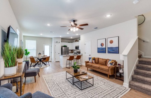San Antonio House | Welcome to your perfect San Antonio home! This spacious 3-bedroom, 2.5-bath house features a large, fully equipped kitchen and plenty of room for family and friends. Enjoy modern comforts, a private backyard, and easy access to downtown attractions.