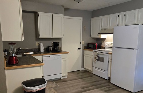 Coos Bay Apartment | Welcoming 2-bedroom apartment with WiFi in Coos Bay