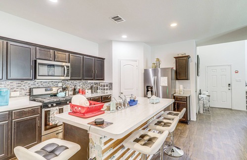 Houston House | Welcoming Home ~ 16 Mi to Downtown Houston!