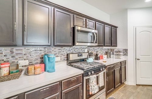 Houston House | Welcoming Home ~ 16 Mi to Downtown Houston!