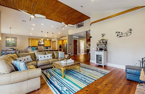 St. Simons Island House | Welcoming Home with Golf Course View, High-Speed WiFi, and Central AC