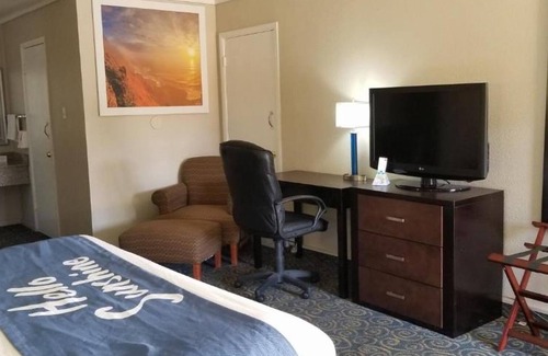 Trinidad Hotel | Welcoming Room with Complimentary Tasty Breakfast | Pool Access