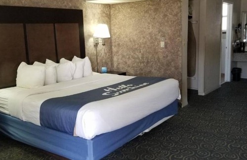 Trinidad Hotel | Welcoming Room with Complimentary Tasty Breakfast | Pool Access