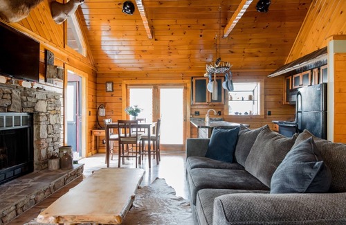 Gatlinburg - Pigeon Forge Cabin | Welcoming Rustic-Style Retreat with Screened in Hot Tub & Indoor Jacuzzi