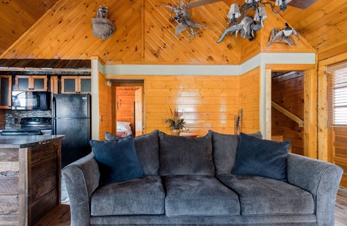 Gatlinburg - Pigeon Forge Cabin | Welcoming Rustic-Style Retreat with Screened in Hot Tub & Indoor Jacuzzi