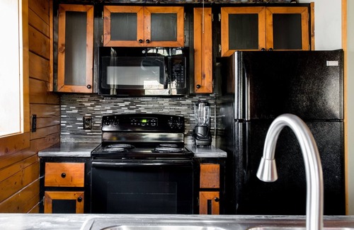 Gatlinburg - Pigeon Forge Cabin | Welcoming Rustic-Style Retreat with Screened in Hot Tub & Indoor Jacuzzi