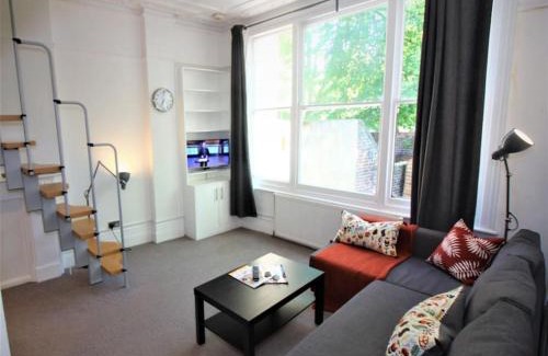 West Kensington Apartment | Well Appointed Garden Condo in Kensington Olympia