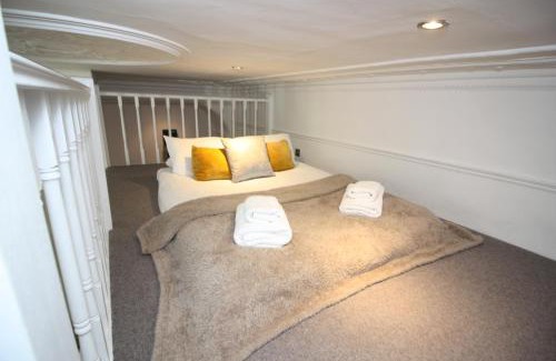 West Kensington Apartment | Well Appointed Garden Condo in Kensington Olympia
