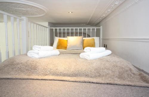 West Kensington Apartment | Well Appointed Garden Condo in Kensington Olympia