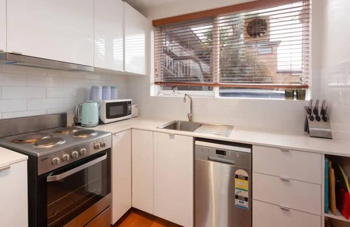 Northcote Apartment | Well-Appointed Sunny 2 Bedroom Apartment in Northcote With Parking