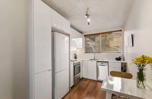 Northcote Apartment | Well-Appointed Sunny 2 Bedroom Apartment in Northcote With Parking