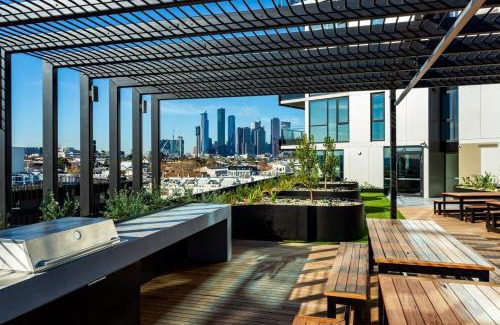 West Melbourne Apartment | Well-connected North Melbourne Escape with Balcony