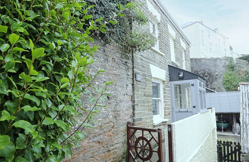 Polruan Cottage | Well Court is a fabulous cottage with wonderful views set in the heart of Polruan village