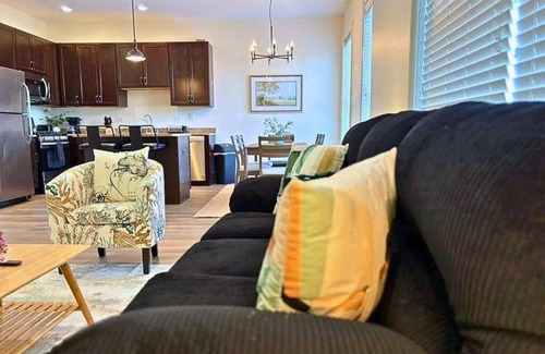 North Evanston Apartment | Well-Equipped 2BR Unit with Parking