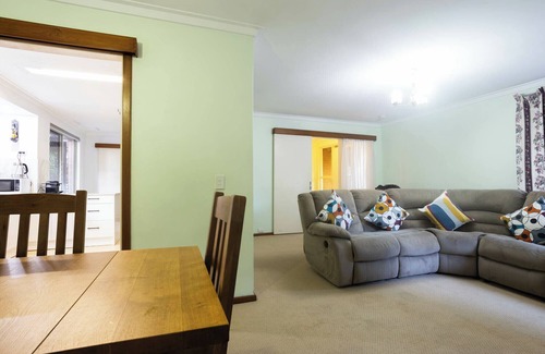 Jolimont Apartment | Well equipped 3BR Home with Backyard and Patio!