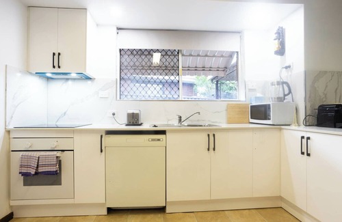 Jolimont Apartment | Well equipped 3BR Home with Backyard and Patio!