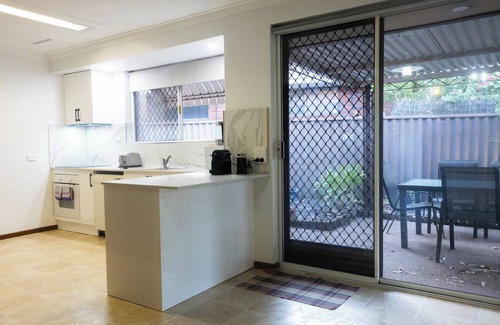Jolimont Apartment | Well equipped 3BR Home with Backyard and Patio!