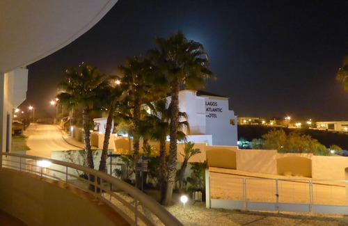 Porto de Mos Apartment | Well-equipped apartment with sun-drenched balcony
