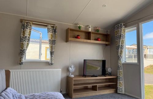 Leysdown-on-Sea Apartment | Well equipped beach caravan