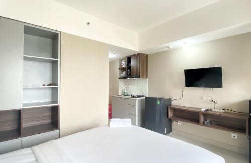Duren Sawit Apartment | Well Furnished and Cozy Studio at Gateway Park LRT City Jatibening Apartment By Travelio