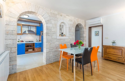Mali Maj Apartment | Well-kept garden with pool and barbecue, air conditioning, close to the beach