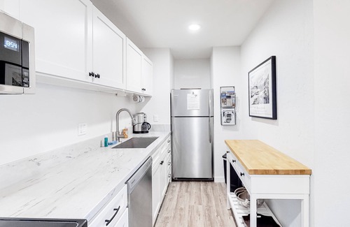 Mammoth Lakes Condo | Well-located condo with pool, hot tub, sauna, tennis - near golf & slopes