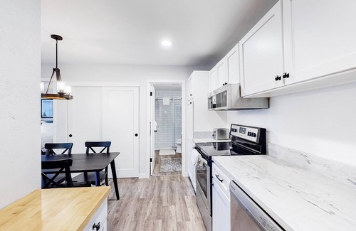 Mammoth Lakes Condo | Well-located condo with pool, hot tub, sauna, tennis - near golf & slopes