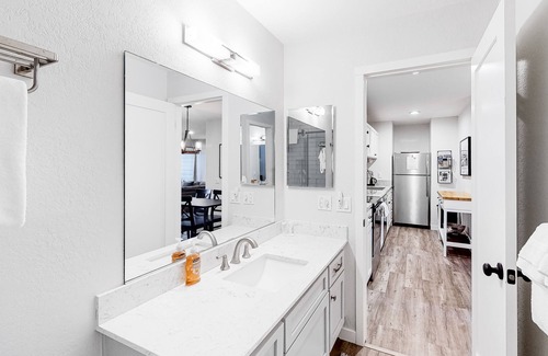 Mammoth Lakes Condo | Well-located condo with pool, hot tub, sauna, tennis - near golf & slopes
